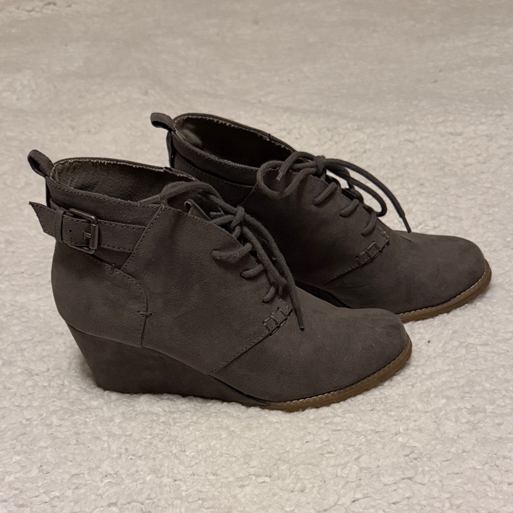 SO Women's Charcoal Lace Up Wedge Boots